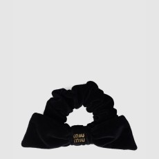 미우미우 메탈 로고 벨벳 스크런치 5IF181