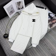 퀼팅 후드 캐주얼 재킷과 신축성 있는 스트레이트 레그 팬츠