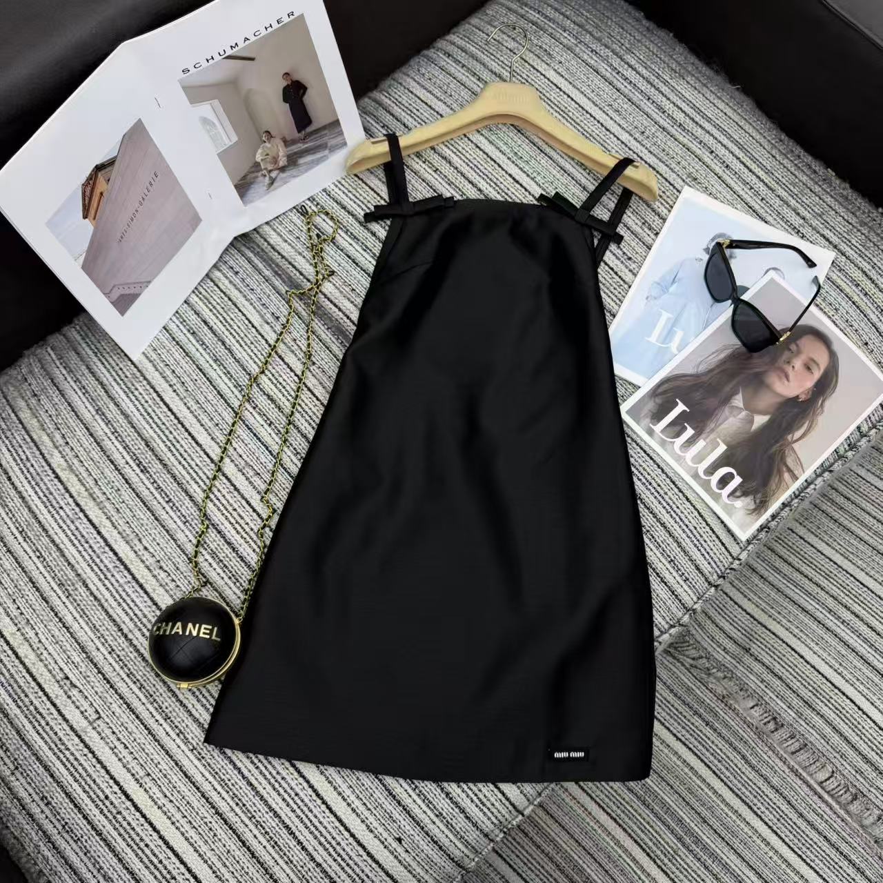 미우미우 2026년 초봄 컬렉션 신제품 핑크 보타이 슬립 드레스