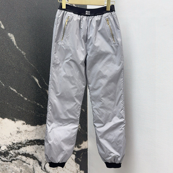 미우미우 스탬핑 퀼팅 다운 팬츠로 보온성 극대화