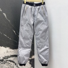 미우미우 스탬핑 퀼팅 다운 팬츠로 보온성 극대화