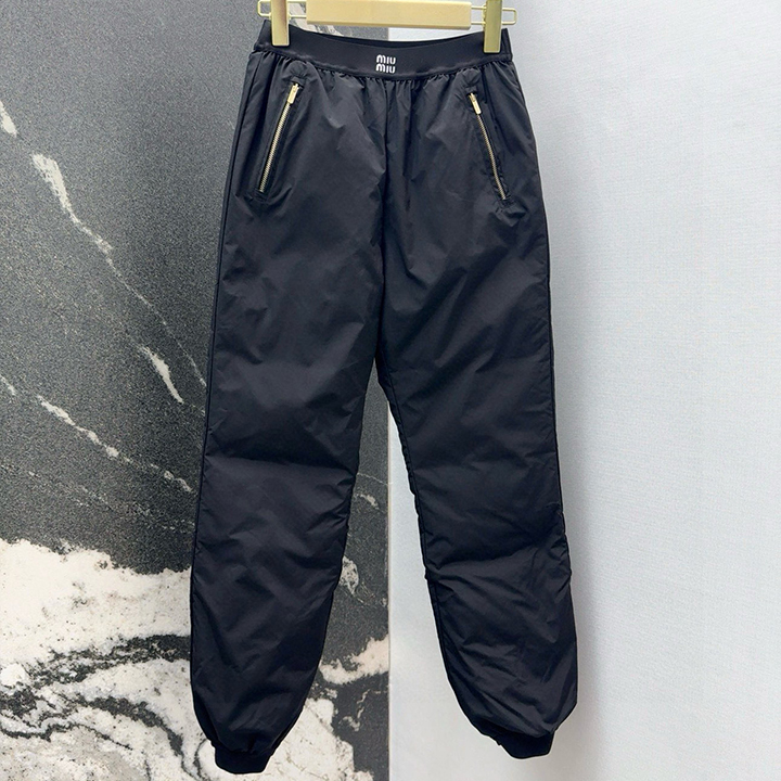 미우미우 스탬핑 퀼팅 다운 팬츠로 보온성 극대화