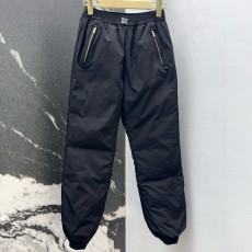 미우미우 스탬핑 퀼팅 다운 팬츠로 보온성 극대화