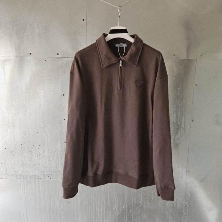 프라다 트라이앵글 패치 스웨이트셔츠