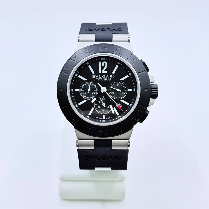 불가리 티타늄 크로노그래프 블랙다이얼 LG17