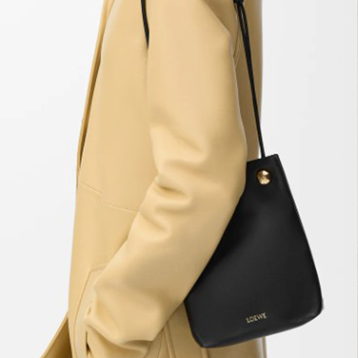 로에베 페블 파우치 - 스무스 카프스킨